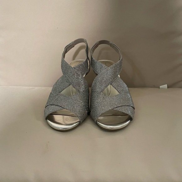 Bandolino Silver glitter stiletto heels - Picture 4 of 6